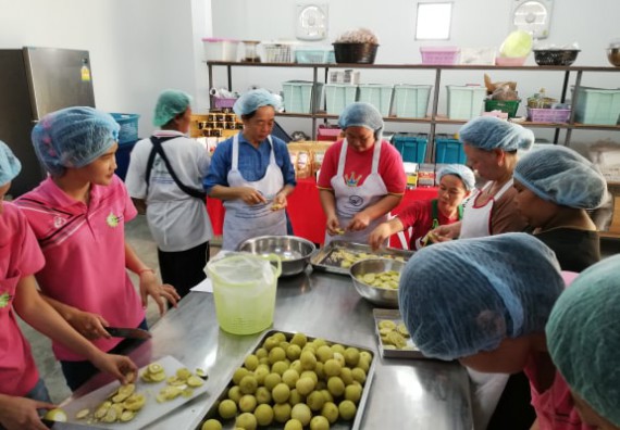 ภาพกิจกรรม โปรแกรมวิชาวิทยาศาสตร์และเทคโนโลยีการอาหาร จัดอบรมเชิงปฏิบัติการ เรื่อง การพัฒนาผลิตภัณฑ์จากข้าวและมะนาว