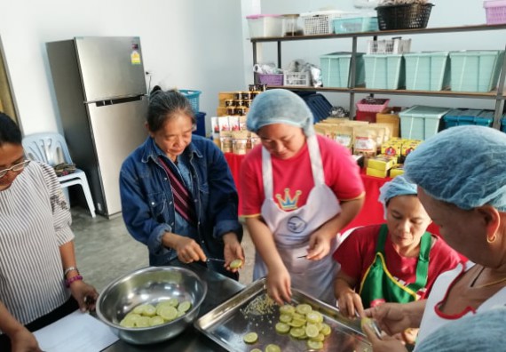 ภาพกิจกรรม โปรแกรมวิชาวิทยาศาสตร์และเทคโนโลยีการอาหาร จัดอบรมเชิงปฏิบัติการ เรื่อง การพัฒนาผลิตภัณฑ์จากข้าวและมะนาว