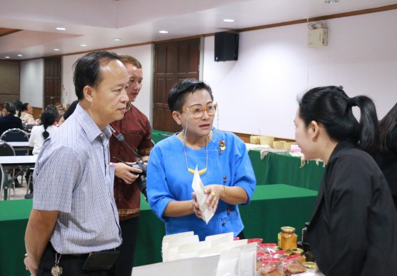 ภาพกิจกรรม คณะวิทยาศาสตร์และเทคโนโลยี เข้าร่วมประชุมสัมมนาแนวทางการยกระดับมาตรฐานผลิตภัณฑ์ชุมชนและการเพิ่มช่องทางการตลาด