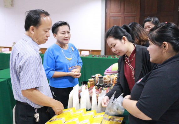 ภาพกิจกรรม คณะวิทยาศาสตร์และเทคโนโลยี เข้าร่วมประชุมสัมมนาแนวทางการยกระดับมาตรฐานผลิตภัณฑ์ชุมชนและการเพิ่มช่องทางการตลาด