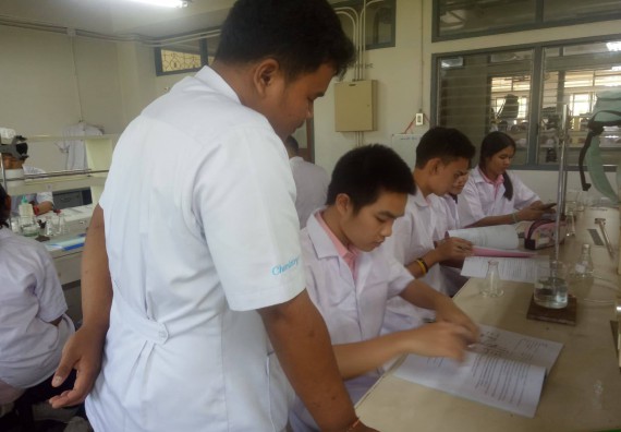 ภาพกิจกรรม โปรแกรมวิชาเคมี จัดกิจกรรมค่ายพัฒนาทักษะทางวิทยาศาสตร์ วิชาปฏิบัติการเคมี