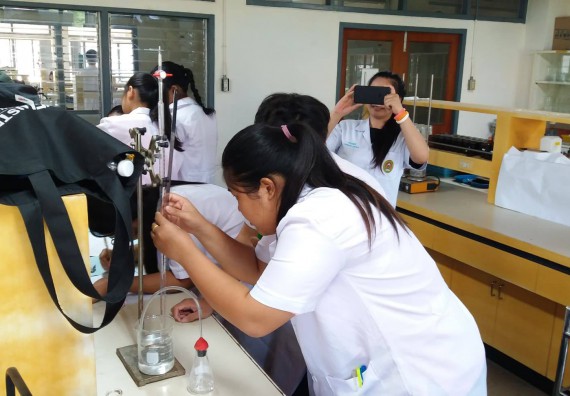 ภาพกิจกรรม โปรแกรมวิชาเคมี จัดกิจกรรมค่ายพัฒนาทักษะทางวิทยาศาสตร์ วิชาปฏิบัติการเคมี