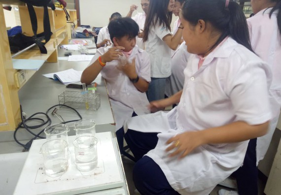 ภาพกิจกรรม โปรแกรมวิชาเคมี จัดกิจกรรมค่ายพัฒนาทักษะทางวิทยาศาสตร์ วิชาปฏิบัติการเคมี