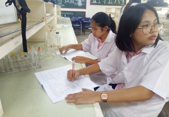 ภาพกิจกรรม โปรแกรมวิชาเคมี จัดกิจกรรมค่ายพัฒนาทักษะทางวิทยาศาสตร์ วิชาปฏิบัติการเคมี