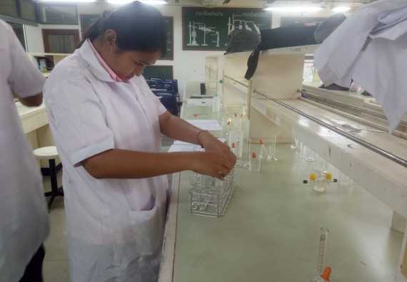 ภาพกิจกรรม โปรแกรมวิชาเคมี จัดกิจกรรมค่ายพัฒนาทักษะทางวิทยาศาสตร์ วิชาปฏิบัติการเคมี