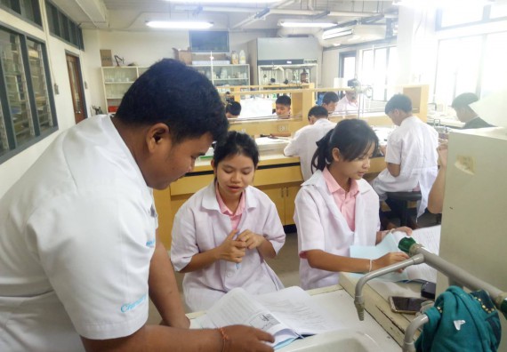 ภาพกิจกรรม โปรแกรมวิชาเคมี จัดกิจกรรมค่ายพัฒนาทักษะทางวิทยาศาสตร์ วิชาปฏิบัติการเคมี