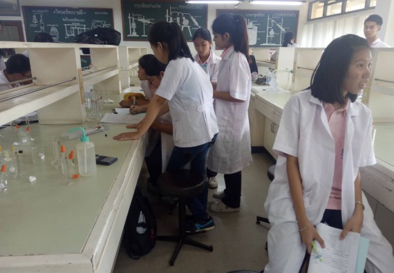 ภาพกิจกรรม โปรแกรมวิชาเคมี จัดกิจกรรมค่ายพัฒนาทักษะทางวิทยาศาสตร์ วิชาปฏิบัติการเคมี