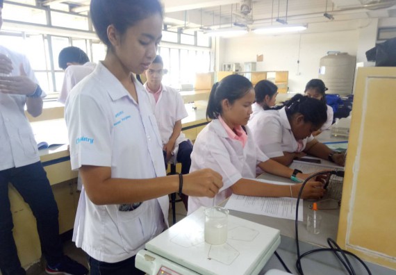 ภาพกิจกรรม โปรแกรมวิชาเคมี จัดกิจกรรมค่ายพัฒนาทักษะทางวิทยาศาสตร์ วิชาปฏิบัติการเคมี