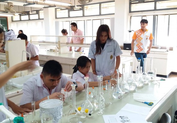 ภาพกิจกรรม โปรแกรมวิชาเคมี จัดกิจกรรมค่ายพัฒนาทักษะทางวิทยาศาสตร์ วิชาปฏิบัติการเคมี
