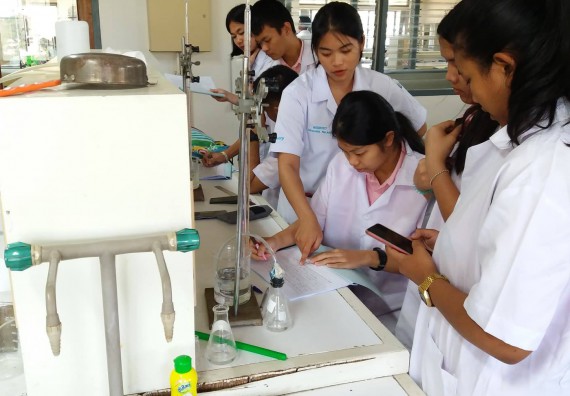 ภาพกิจกรรม โปรแกรมวิชาเคมี จัดกิจกรรมค่ายพัฒนาทักษะทางวิทยาศาสตร์ วิชาปฏิบัติการเคมี