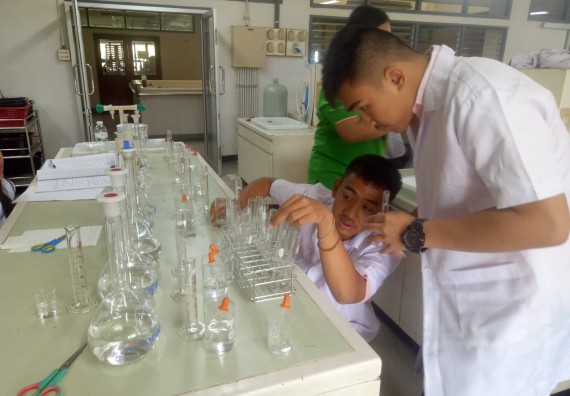 ภาพกิจกรรม โปรแกรมวิชาเคมี จัดกิจกรรมค่ายพัฒนาทักษะทางวิทยาศาสตร์ วิชาปฏิบัติการเคมี