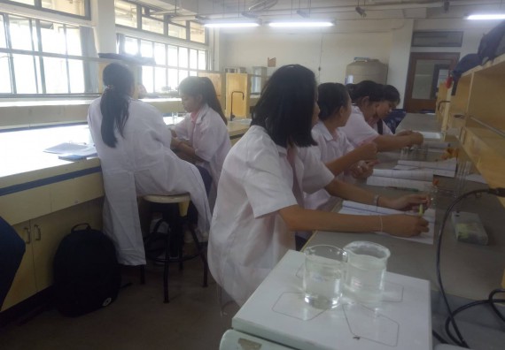 ภาพกิจกรรม โปรแกรมวิชาเคมี จัดกิจกรรมค่ายพัฒนาทักษะทางวิทยาศาสตร์ วิชาปฏิบัติการเคมี