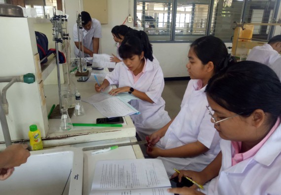 ภาพกิจกรรม โปรแกรมวิชาเคมี จัดกิจกรรมค่ายพัฒนาทักษะทางวิทยาศาสตร์ วิชาปฏิบัติการเคมี