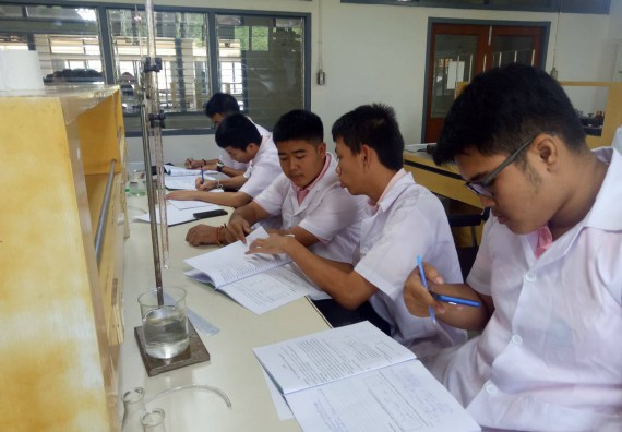 ภาพกิจกรรม โปรแกรมวิชาเคมี จัดกิจกรรมค่ายพัฒนาทักษะทางวิทยาศาสตร์ วิชาปฏิบัติการเคมี