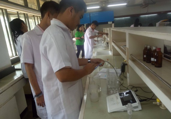 ภาพกิจกรรม โปรแกรมวิชาเคมี จัดกิจกรรมค่ายพัฒนาทักษะทางวิทยาศาสตร์ วิชาปฏิบัติการเคมี