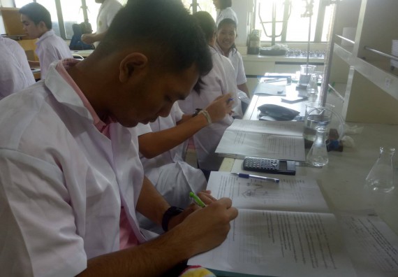 ภาพกิจกรรม โปรแกรมวิชาเคมี จัดกิจกรรมค่ายพัฒนาทักษะทางวิทยาศาสตร์ วิชาปฏิบัติการเคมี