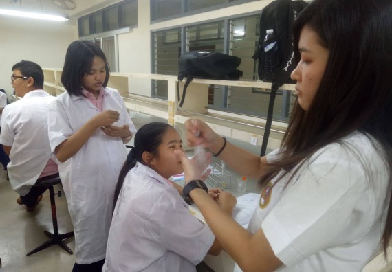 ภาพกิจกรรม โปรแกรมวิชาเคมี จัดกิจกรรมค่ายพัฒนาทักษะทางวิทยาศาสตร์ วิชาปฏิบัติการเคมี