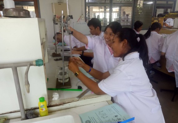 ภาพกิจกรรม โปรแกรมวิชาเคมี จัดกิจกรรมค่ายพัฒนาทักษะทางวิทยาศาสตร์ วิชาปฏิบัติการเคมี