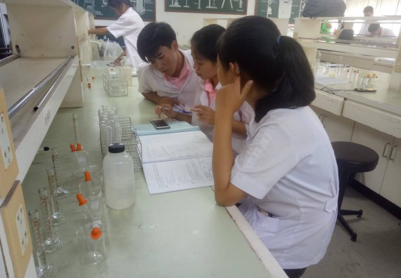 ภาพกิจกรรม โปรแกรมวิชาเคมี จัดกิจกรรมค่ายพัฒนาทักษะทางวิทยาศาสตร์ วิชาปฏิบัติการเคมี