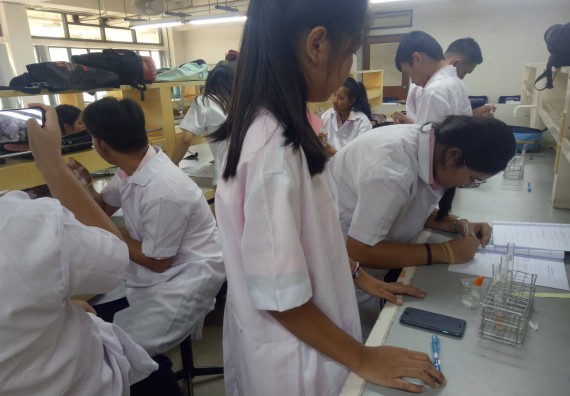 ภาพกิจกรรม โปรแกรมวิชาเคมี จัดกิจกรรมค่ายพัฒนาทักษะทางวิทยาศาสตร์ วิชาปฏิบัติการเคมี