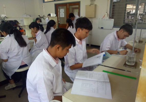 ภาพกิจกรรม โปรแกรมวิชาเคมี จัดกิจกรรมค่ายพัฒนาทักษะทางวิทยาศาสตร์ วิชาปฏิบัติการเคมี