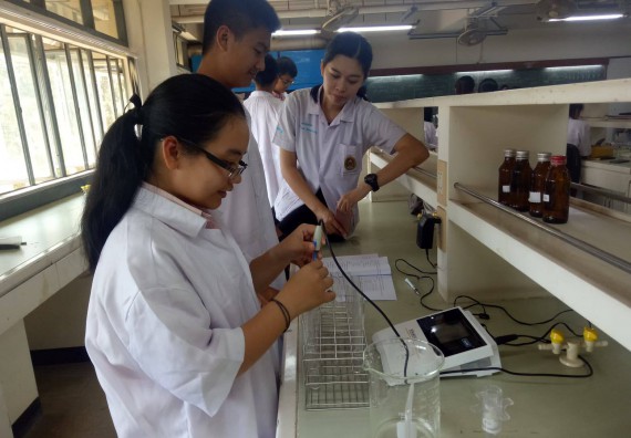 ภาพกิจกรรม โปรแกรมวิชาเคมี จัดกิจกรรมค่ายพัฒนาทักษะทางวิทยาศาสตร์ วิชาปฏิบัติการเคมี