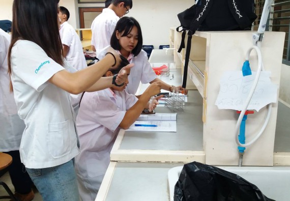 ภาพกิจกรรม โปรแกรมวิชาเคมี จัดกิจกรรมค่ายพัฒนาทักษะทางวิทยาศาสตร์ วิชาปฏิบัติการเคมี