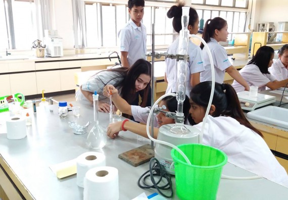 ภาพกิจกรรม โปรแกรมวิชาเคมี จัดกิจกรรมค่ายพัฒนาทักษะทางวิทยาศาสตร์ วิชาปฏิบัติการเคมี