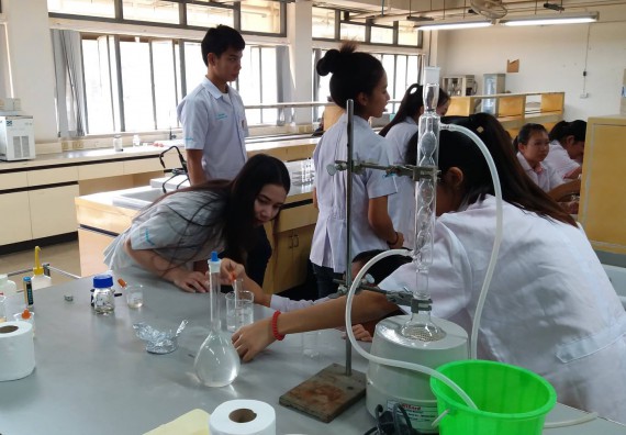 ภาพกิจกรรม โปรแกรมวิชาเคมี จัดกิจกรรมค่ายพัฒนาทักษะทางวิทยาศาสตร์ วิชาปฏิบัติการเคมี