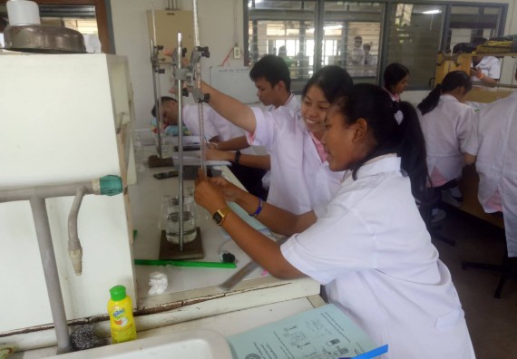 ภาพกิจกรรม โปรแกรมวิชาเคมี จัดกิจกรรมค่ายพัฒนาทักษะทางวิทยาศาสตร์ วิชาปฏิบัติการเคมี