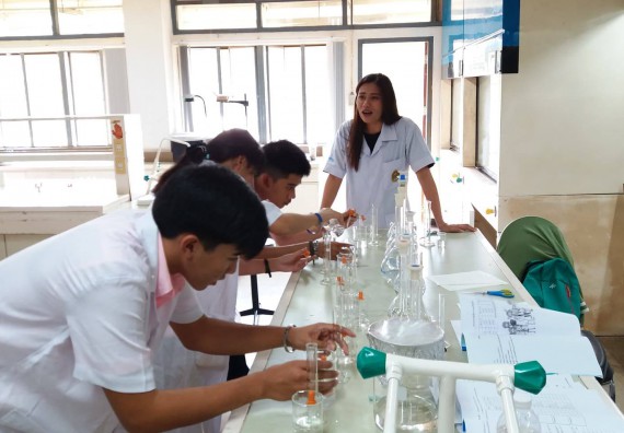 ภาพกิจกรรม โปรแกรมวิชาเคมี จัดกิจกรรมค่ายพัฒนาทักษะทางวิทยาศาสตร์ วิชาปฏิบัติการเคมี