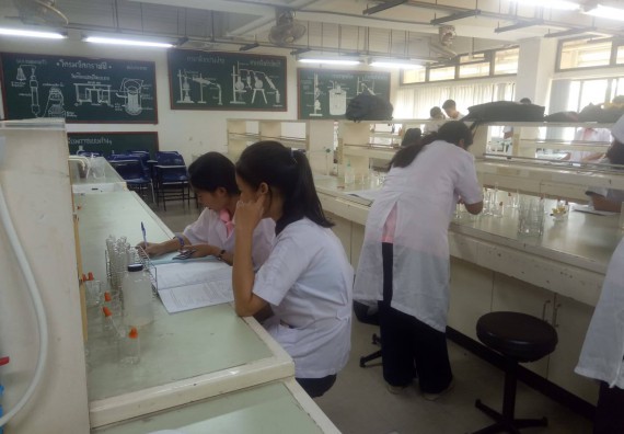ภาพกิจกรรม โปรแกรมวิชาเคมี จัดกิจกรรมค่ายพัฒนาทักษะทางวิทยาศาสตร์ วิชาปฏิบัติการเคมี