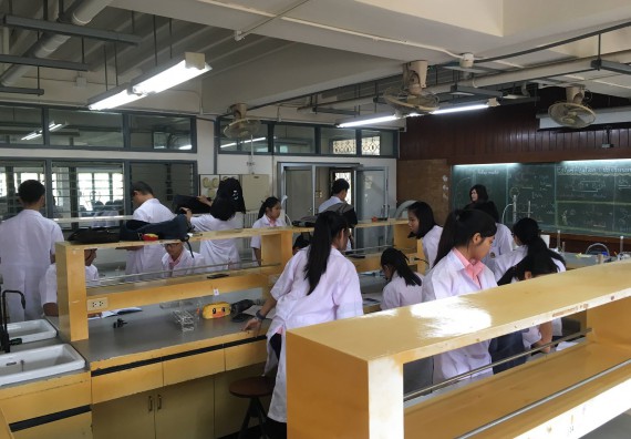 ภาพกิจกรรม โปรแกรมวิชาเคมี จัดกิจกรรมค่ายพัฒนาทักษะทางวิทยาศาสตร์ วิชาปฏิบัติการเคมี