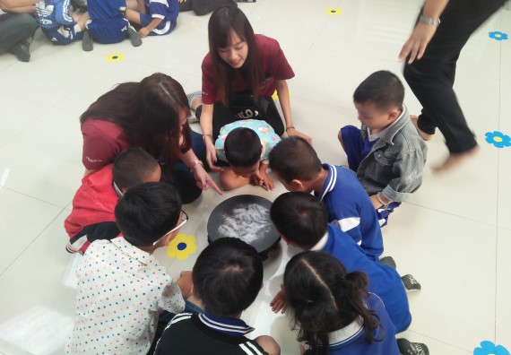 ภาพกิจกรรม โปรแกรมวิชาฟิสิกส์ จัดโครงการ Science for kids (ค่ายวิทยาศาสตร์สำหรับเด็ก)