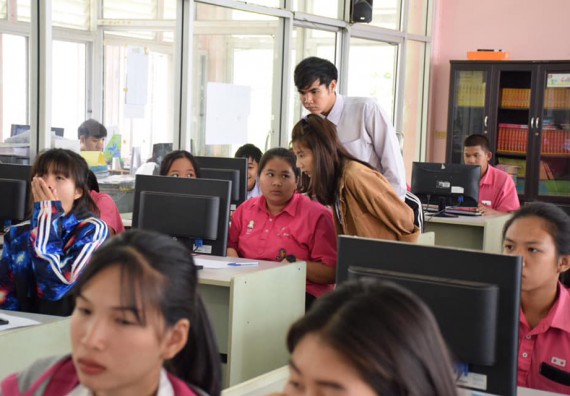 ภาพกิจกรรม โปรแกรมวิชาวิทยาการคอมพิวเตอร์ จัดอบรมเชิงปฏิบัติการ เรื่อง การนำข้อมูลหรือความรู้มาสรุปเป็นสารสนเทศในลักษณะของกราฟฟิกเพื่อการเรียนการสอน (Infographics)