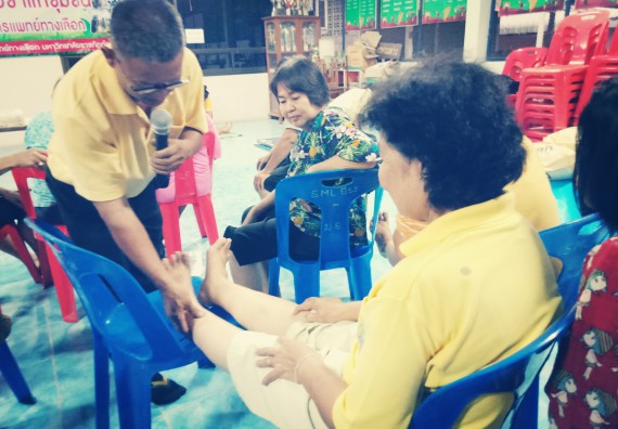 ภาพกิจกรรม ศูนย์บริการทางการแพทย์แผนไทยและการแพทย์ทางเลือก จัดกิจกรรมการดูแลสุขภาพด้วยการแพทย์ทางเลือก ครั้งที่ 4