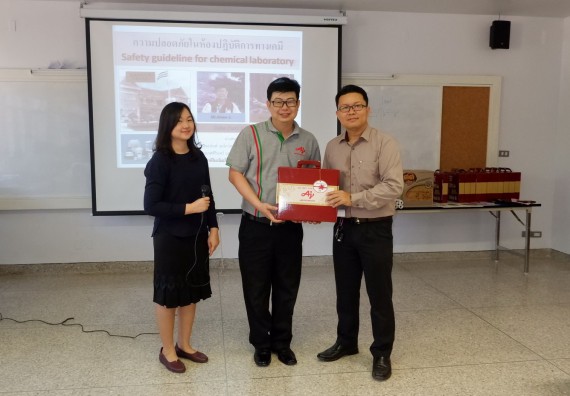 ภาพกิจกรรม โปรแกรมวิชาเคมี จัดอบรมเชิงปฏิบัติการความปลอดภัยในห้องปฏิบัติการทางเคมีสำหรับนักศึกษา ค.บ. เคมี