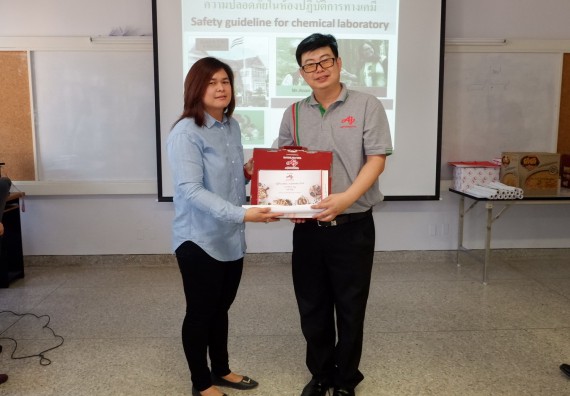 ภาพกิจกรรม โปรแกรมวิชาเคมี จัดอบรมเชิงปฏิบัติการความปลอดภัยในห้องปฏิบัติการทางเคมีสำหรับนักศึกษา ค.บ. เคมี