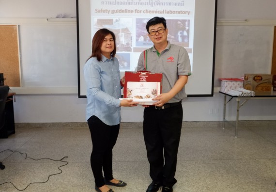 ภาพกิจกรรม โปรแกรมวิชาเคมี จัดอบรมเชิงปฏิบัติการความปลอดภัยในห้องปฏิบัติการทางเคมีสำหรับนักศึกษา ค.บ. เคมี