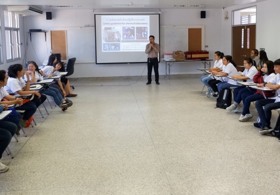 ภาพกิจกรรม โปรแกรมวิชาเคมี จัดอบรมเชิงปฏิบัติการความปลอดภัยในห้องปฏิบัติการทางเคมีสำหรับนักศึกษา ค.บ. เคมี