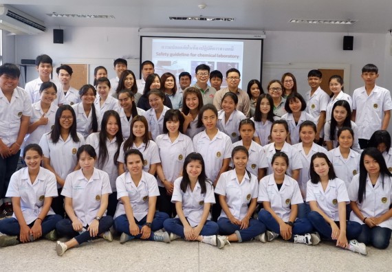 ภาพกิจกรรม โปรแกรมวิชาเคมี จัดอบรมเชิงปฏิบัติการความปลอดภัยในห้องปฏิบัติการทางเคมีสำหรับนักศึกษา ค.บ. เคมี