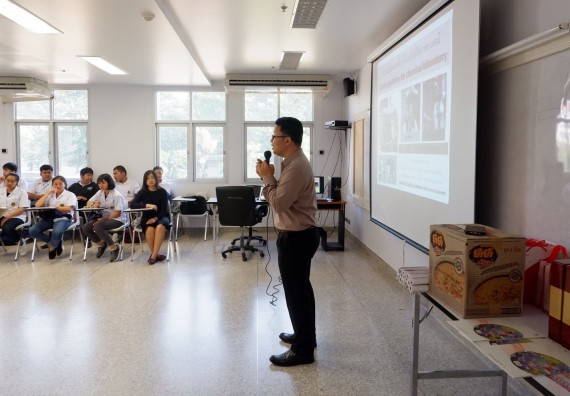 ภาพกิจกรรม โปรแกรมวิชาเคมี จัดอบรมเชิงปฏิบัติการความปลอดภัยในห้องปฏิบัติการทางเคมีสำหรับนักศึกษา ค.บ. เคมี