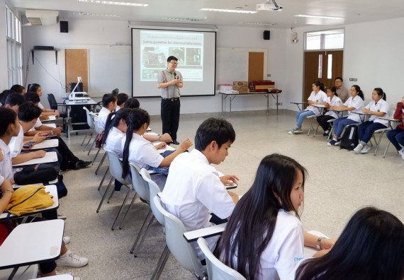 ภาพกิจกรรม โปรแกรมวิชาเคมี จัดอบรมเชิงปฏิบัติการความปลอดภัยในห้องปฏิบัติการทางเคมีสำหรับนักศึกษา ค.บ. เคมี