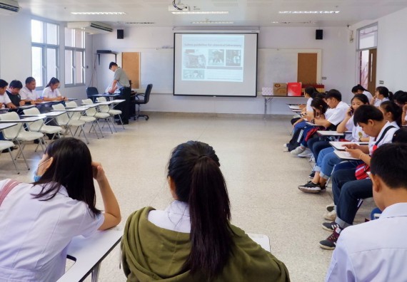 ภาพกิจกรรม โปรแกรมวิชาเคมี จัดอบรมเชิงปฏิบัติการความปลอดภัยในห้องปฏิบัติการทางเคมีสำหรับนักศึกษา ค.บ. เคมี