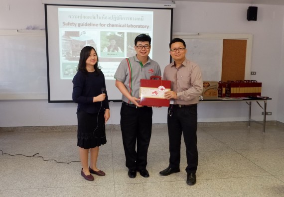 ภาพกิจกรรม โปรแกรมวิชาเคมี จัดอบรมเชิงปฏิบัติการความปลอดภัยในห้องปฏิบัติการทางเคมีสำหรับนักศึกษา ค.บ. เคมี