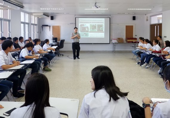 ภาพกิจกรรม โปรแกรมวิชาเคมี จัดอบรมเชิงปฏิบัติการความปลอดภัยในห้องปฏิบัติการทางเคมีสำหรับนักศึกษา ค.บ. เคมี