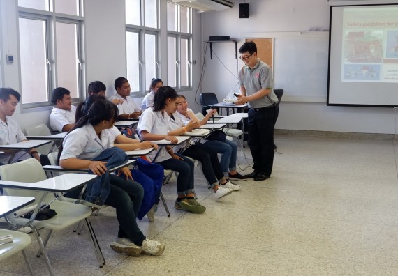 ภาพกิจกรรม โปรแกรมวิชาเคมี จัดอบรมเชิงปฏิบัติการความปลอดภัยในห้องปฏิบัติการทางเคมีสำหรับนักศึกษา ค.บ. เคมี