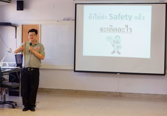 ภาพกิจกรรม โปรแกรมวิชาเคมี จัดอบรมเชิงปฏิบัติการความปลอดภัยในห้องปฏิบัติการทางเคมีสำหรับนักศึกษา ค.บ. เคมี