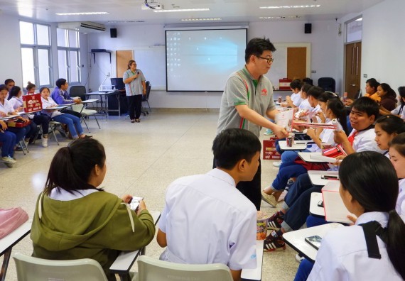 ภาพกิจกรรม โปรแกรมวิชาเคมี จัดอบรมเชิงปฏิบัติการความปลอดภัยในห้องปฏิบัติการทางเคมีสำหรับนักศึกษา ค.บ. เคมี