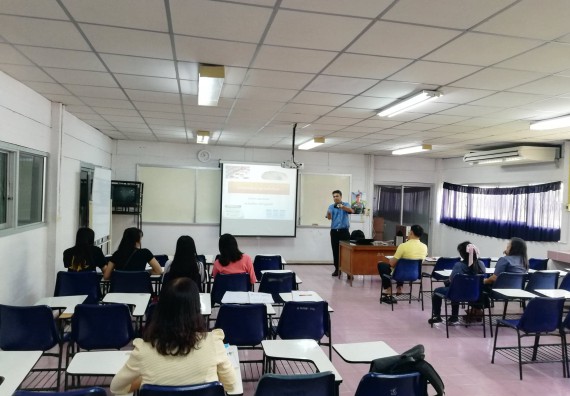 ภาพกิจกรรม โปรแกรมวิชาวิทยาศาสตร์และเทคโนโลยีการอาหาร จัดอบรมเชิงปฏิบัติการ เรื่อง การยืดอายุการเก็บรักษาผลิตภัณฑ์จากข้าวให้กับกลุ่มผลิตภัณฑ์แปรรูปข้าวสร้อยสุวรรณ